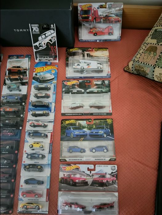 Coleção Diecast 1:64 (Hot Wheels, Pop Race, MiniGT, Tarmac)