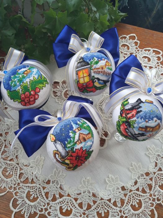 Новорічні іграшки вишиті