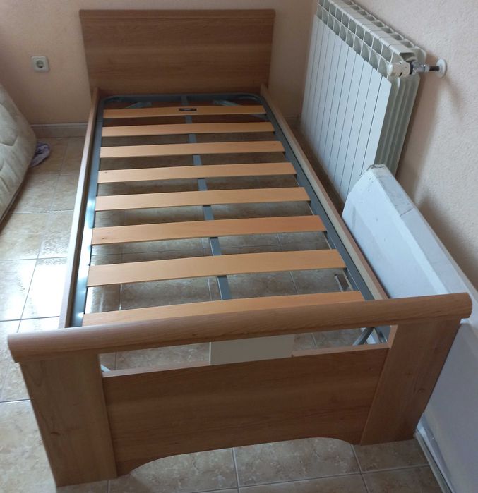 Cama para solteiro com estrado de ripas pouca usada e sem colchão