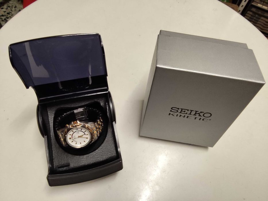Relógio kinetico com estojo