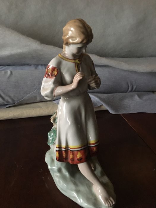 Продам. Порцелянова статуєтка» Дівчина з ромашкою»