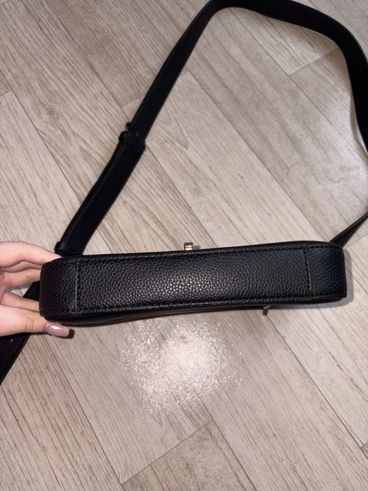 Czarna elegancka torebka na ramię GUESS