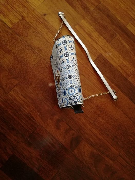 Mala  de mulher com alça para levar ao ombro