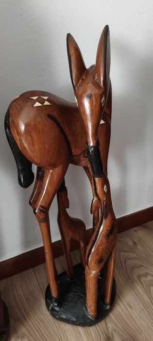3 Esculturas em madeira maciça Africana,talhadas à mão.
Detalhes artesanais visíveis em todas as peças