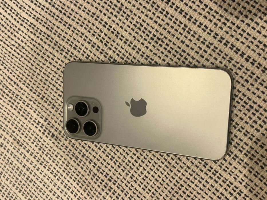 Iphone 15 pro max (sem um risco)