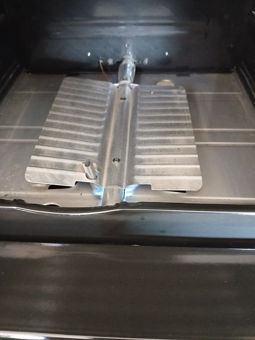 Vendo fogão porta botijas, com 5 bocas e forno a gás.  Nunca usado
