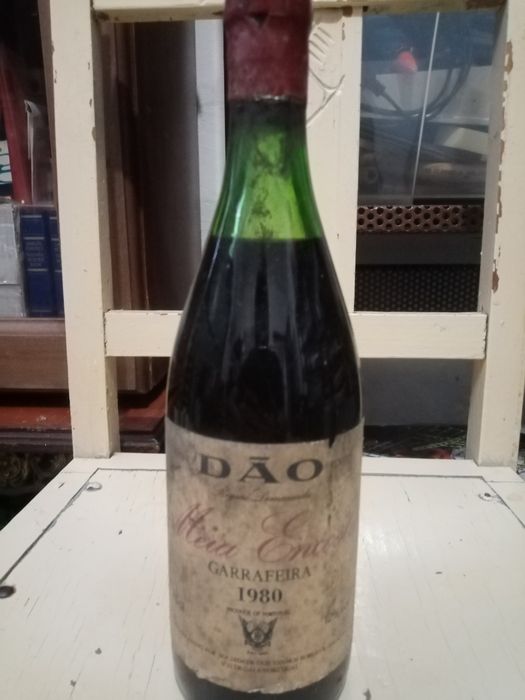 Garrafas antigas cerveja e vinho
