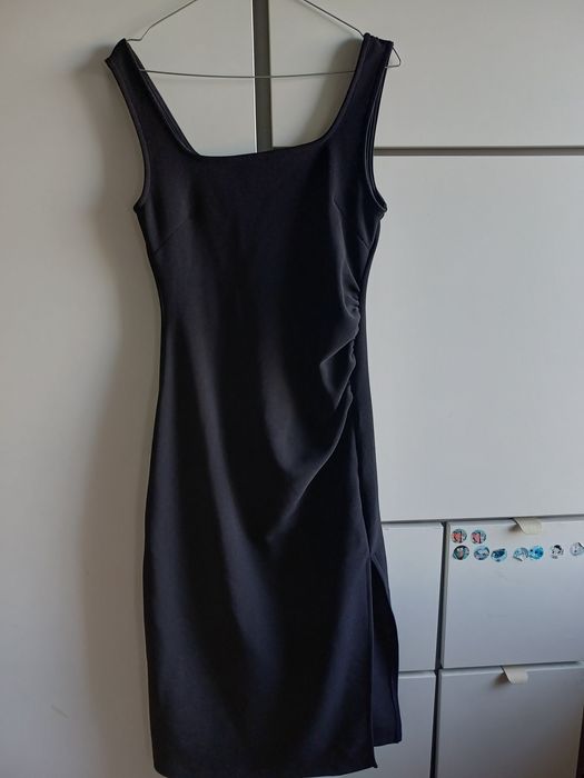 Czarna, długa sukienka, z marszczeniem, na ramiączkach