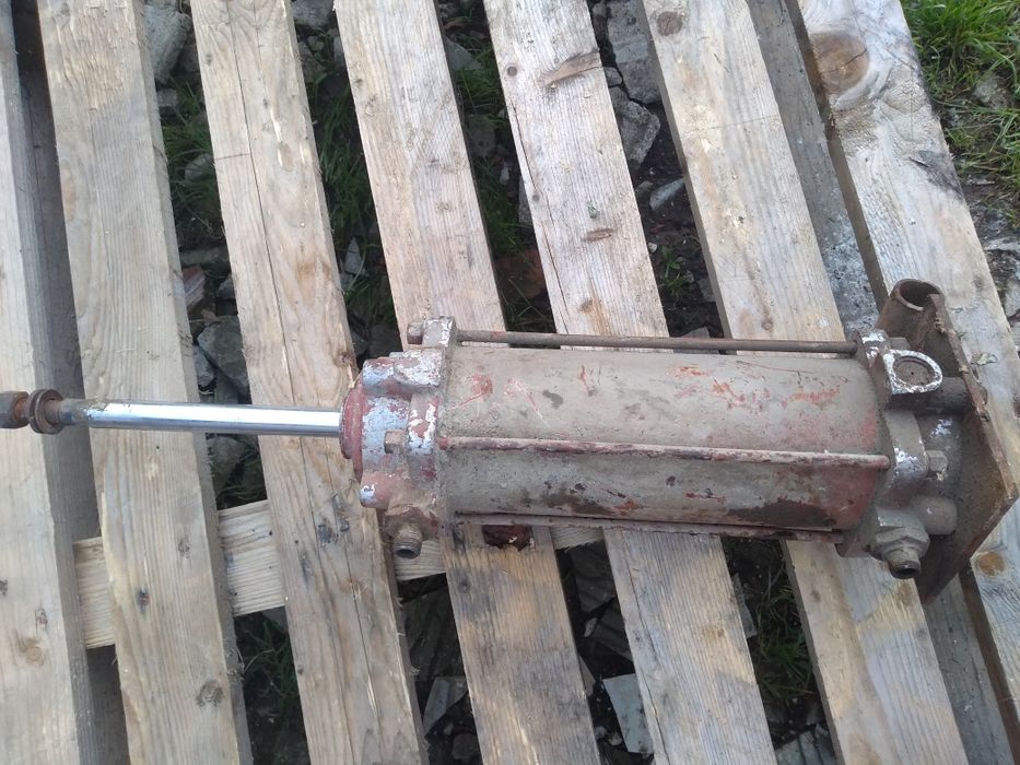 Wyciskarka do ciasta z silownika pneumatycznego powietrznego