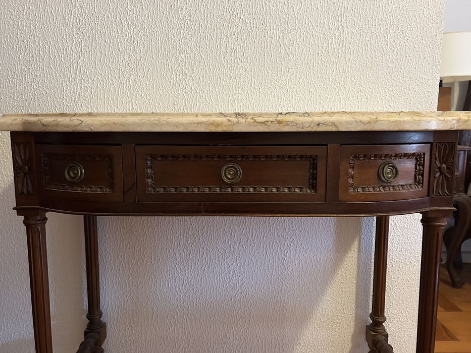 Credencia com tampo em mármore