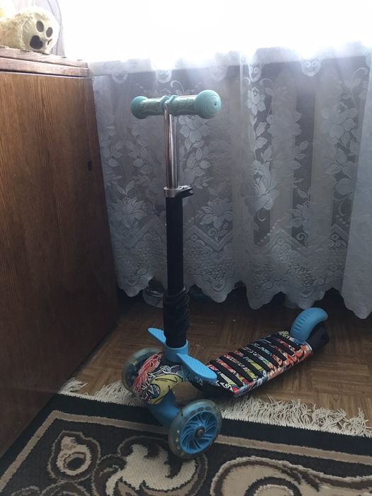 Продам самокат трёх колёсный