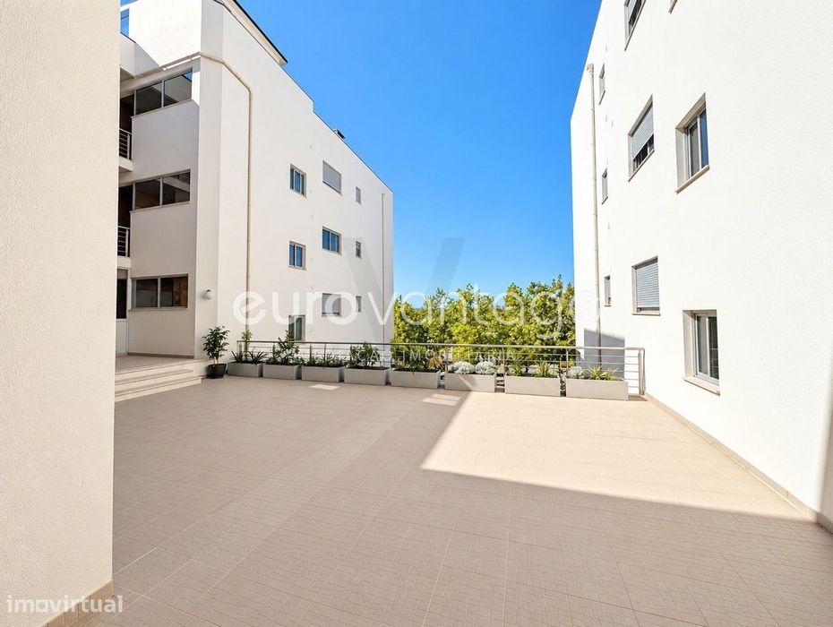 Apartamento T2+1 com 2 Garagens & Sótão | Casal dos Matos, Pousos,...