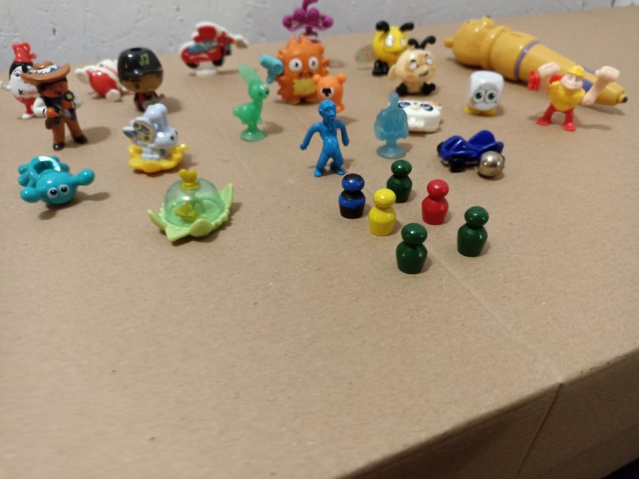41 figurek/elementów z Kinder niespodzianek