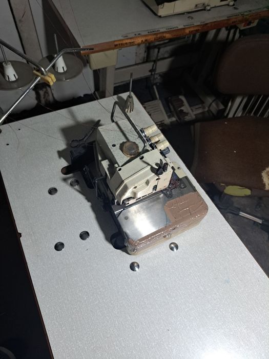 4 máquinas industriais de confecção