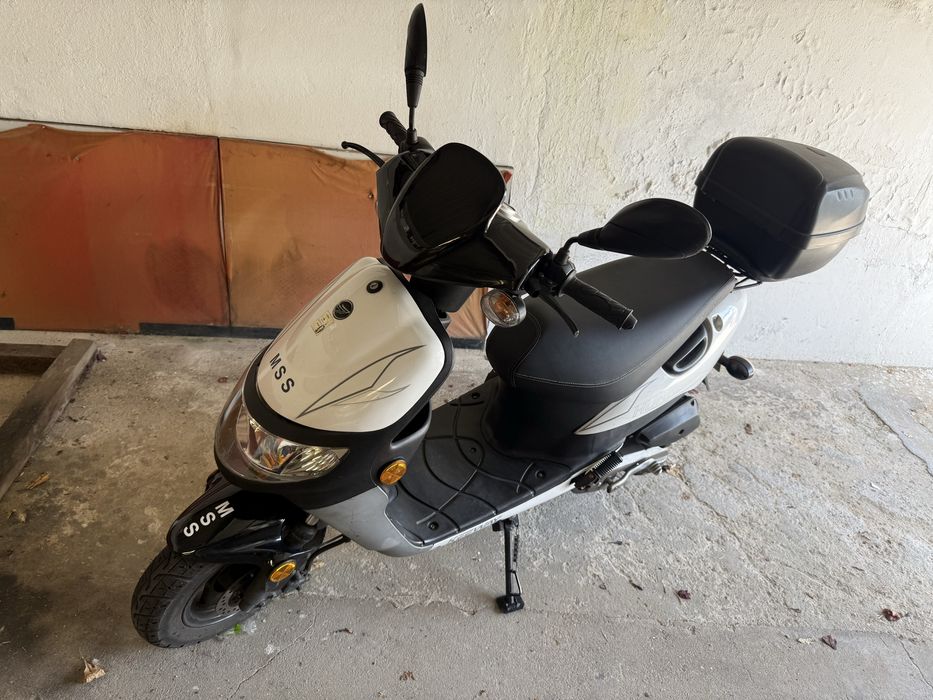 Scooter a gasolina