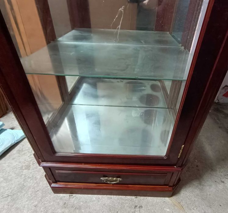 Cristaleira em madeira cor cerejeira como nova