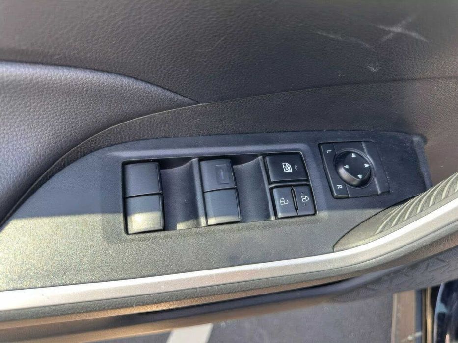 Toyota RAV4 Hybrid XLE Premium      2024