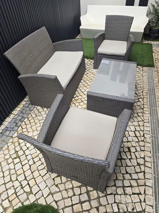 Conjunto de jardim - sofá, 2 cadeirões e mesa