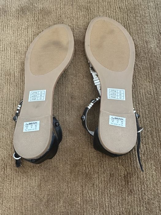 Sandálias rasas em pele