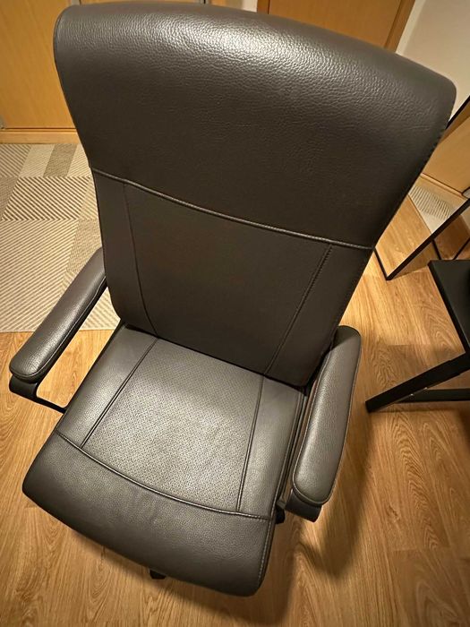 Cadeira giratória   MILLBERGET (castanho escuro)