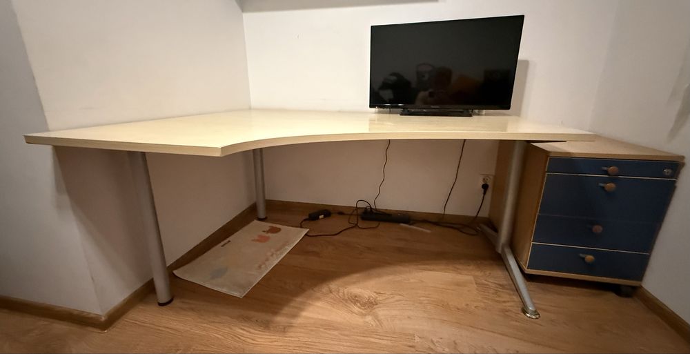 Przestronne biurko narożne + kontenetek pod biurko