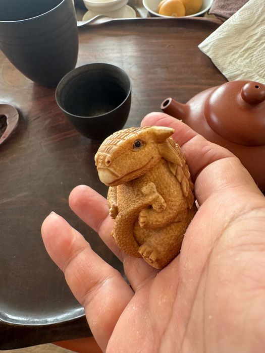 Dinossauros esculpidos em chifres de veado