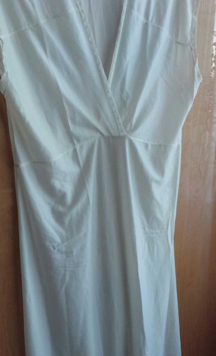 Biała halka lub koszula nocna