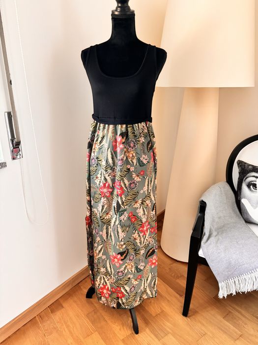 Vestido comprido em preto e estampado em tons de verde