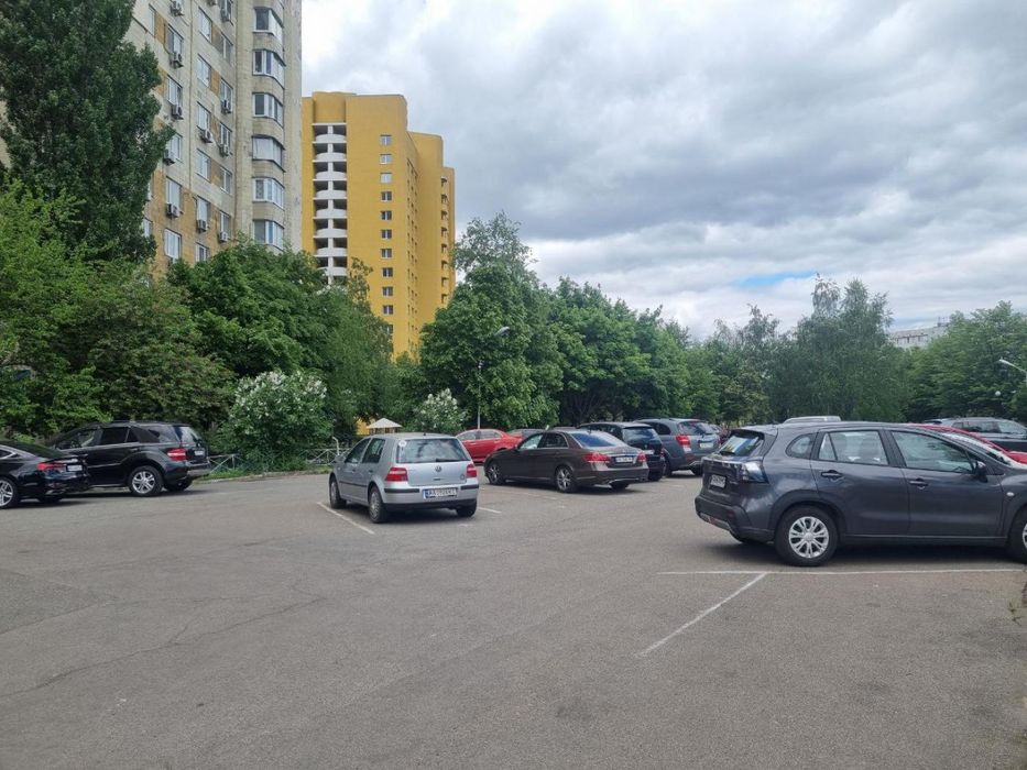 Оренда / Паркування / вул. Левка Лук’яненка, Мінський масив, Київ