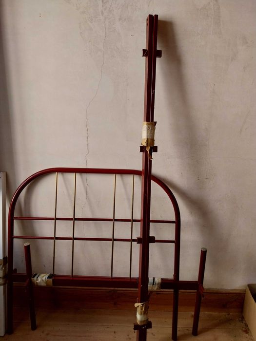 Cama de ferro de 1.05 x 1,95 m com colchão