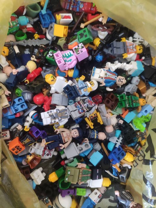 LEGO мініфігурки + зброя, броня, аксесуари (лот)