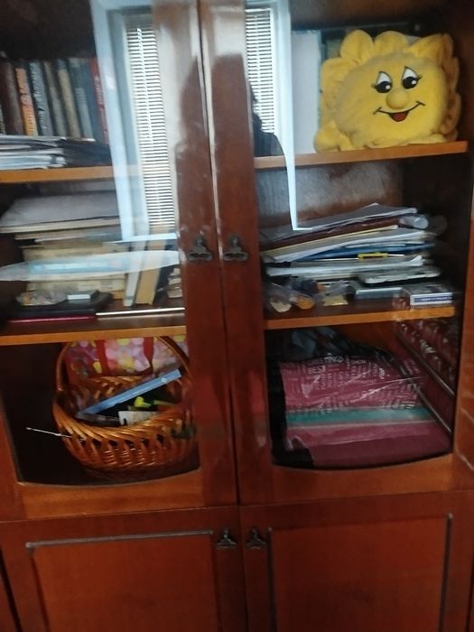 Шкаф книжный на три полки .