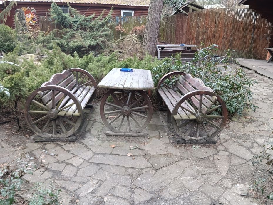 Садовый комплект мебели и стол отдельно.