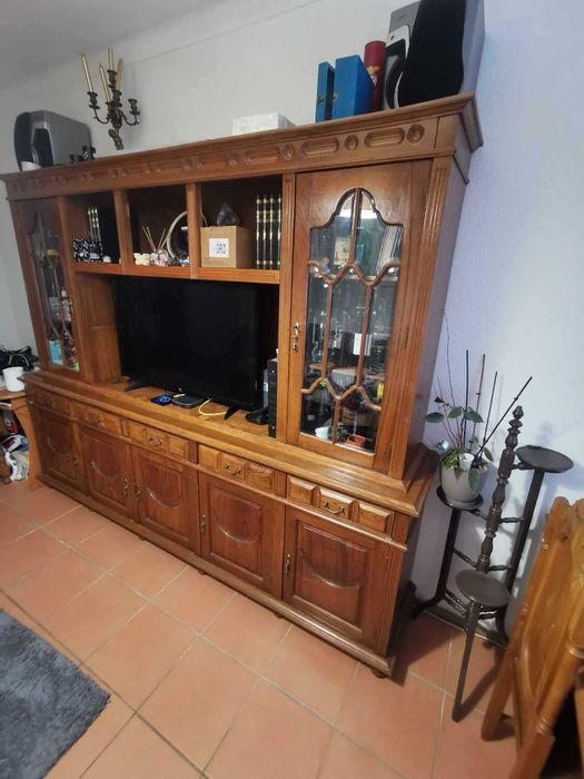 Móvel e mesa com cadeiras