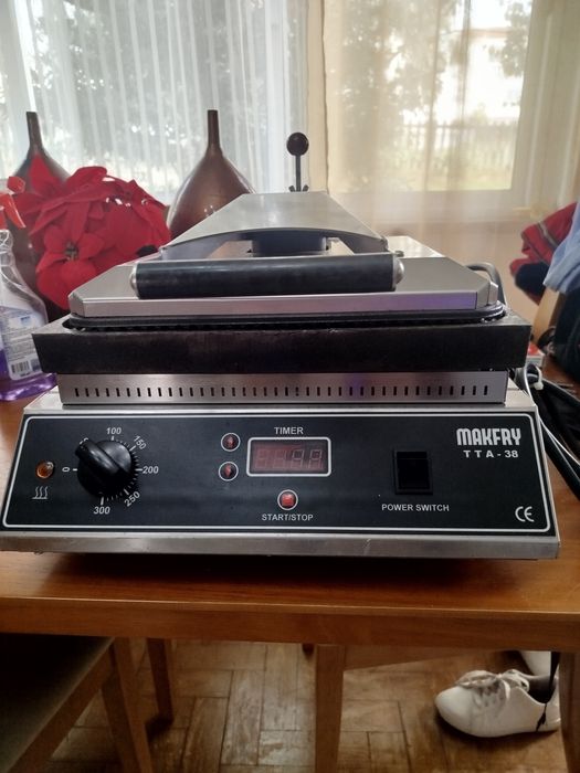 prensa térmica profissional Makfry modelo TTA-38, ideal para cafés, snack-bars, hamburguerias