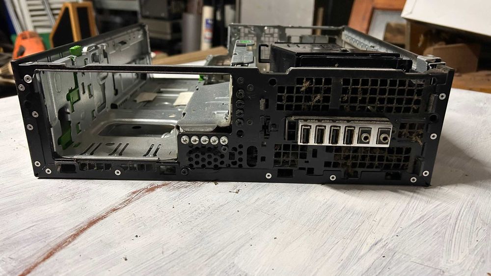 Vários Computadores Fixos para Peças ou Reparação