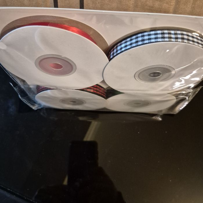 Rolos de fita decorativos