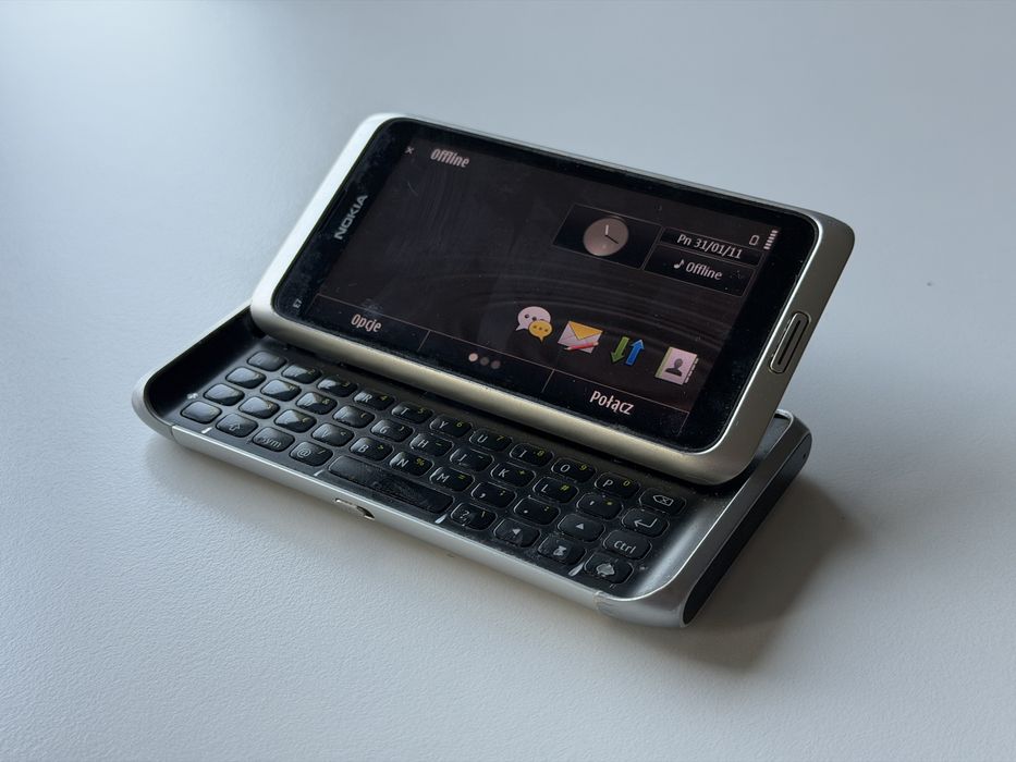 Nokia E7 srebrna