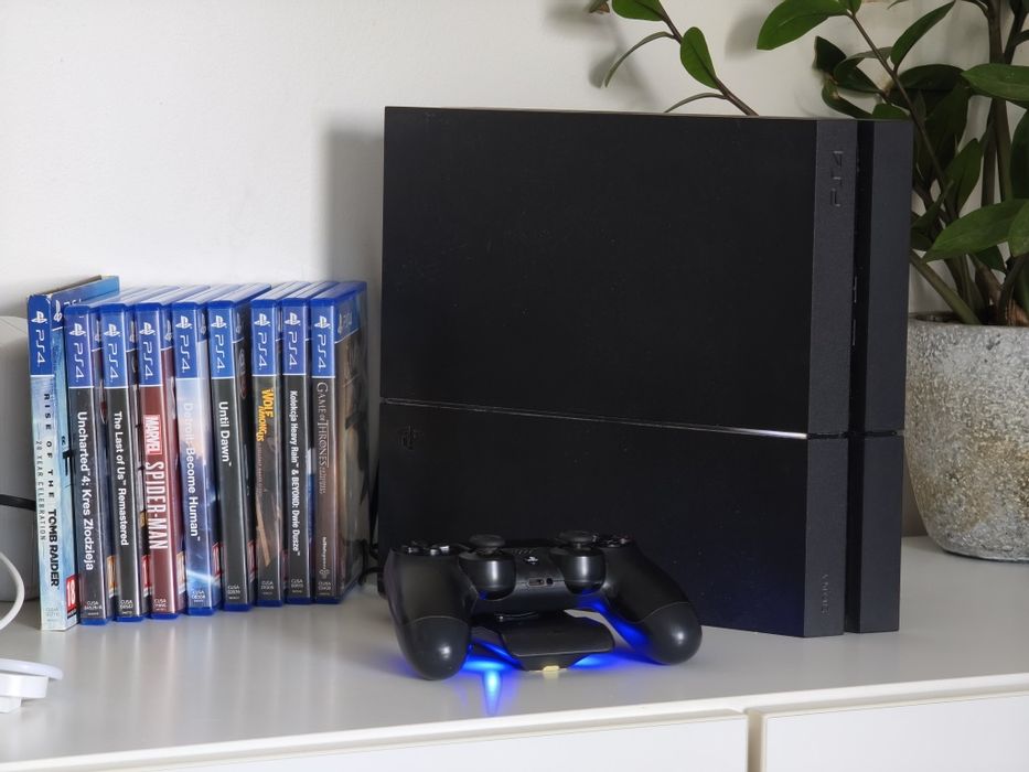PS4 Fat 500GB + Pad + Stacja Ładująca + 9 Gier
