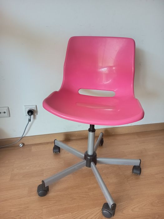 Cadeira rosa secretária