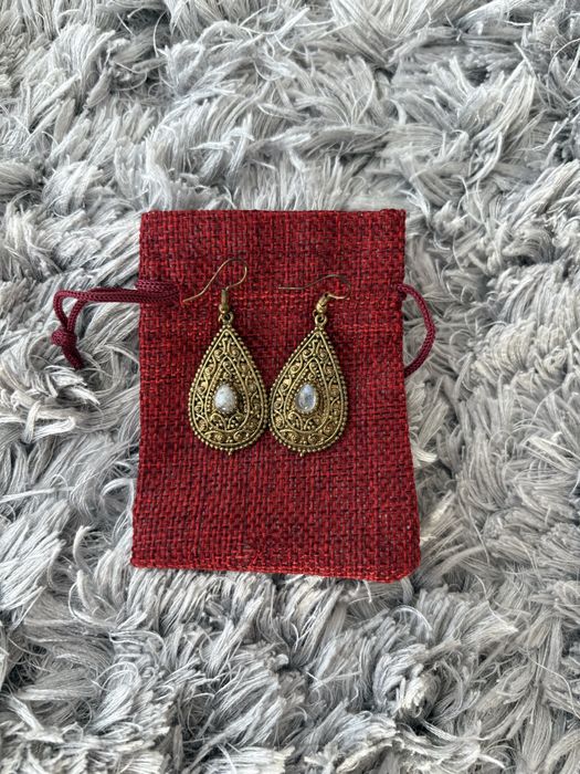 Brincos dourados com pedra