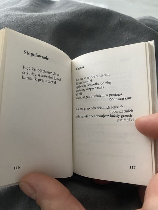 Kieszonkowy tomik wierszy Jana Twardowskiego