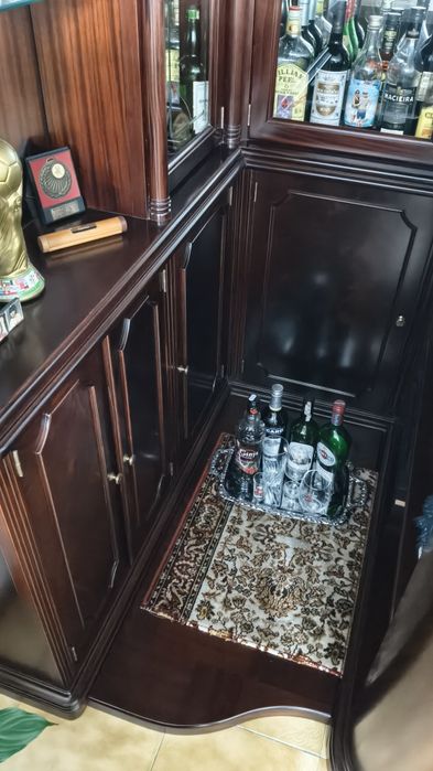 Vendo bar de sala com iluminação em madeira de mogno como novo