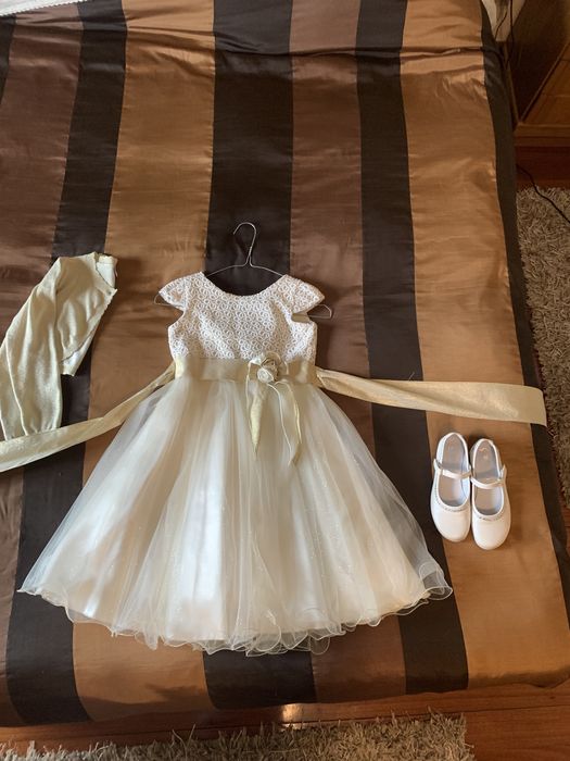 Vestido, casaco e sapatos