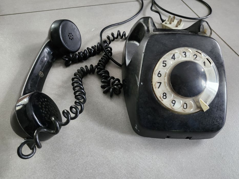 Czarny telefon stacjonarny tarczowy z czasów PRL RWT