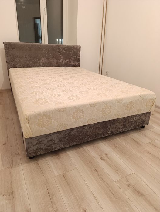 Ліжко двоспальне з матрасом на рамі