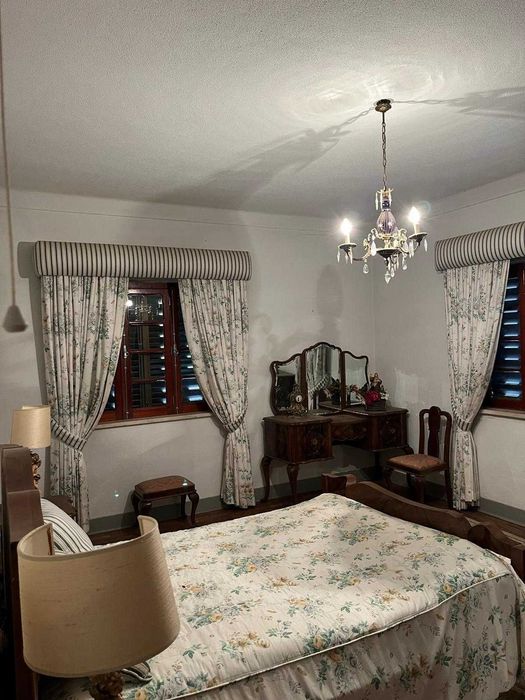 Quarto Completo Clássico em Madeira Maciça – Excelente Estado