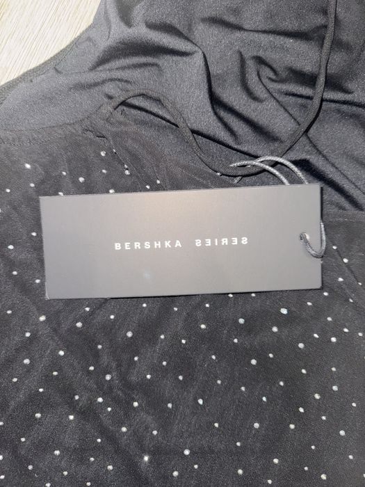 Черное сияющее платье от Bershka