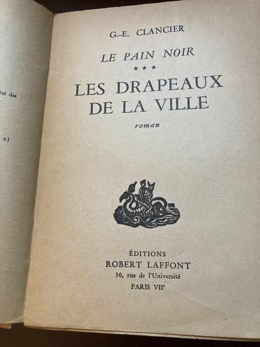 Les drapeaux de la ville  G.-E. Clancier Ed. Robert Laffont, 1959