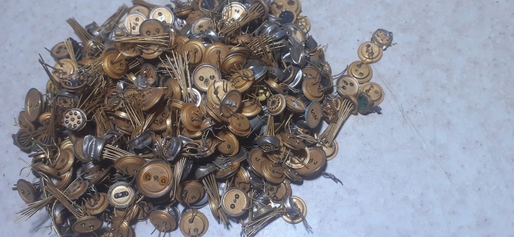 Продам такой матерьял транзисторы,микросхемы пишите будем договариватс